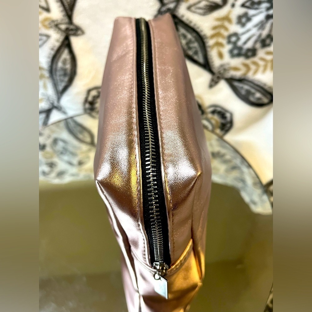 Yves Saint Laurent Beauté Pouch Rose Gold - Picture 5 of 10